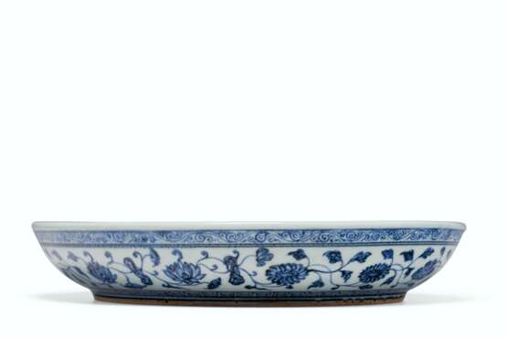 A BLUE AND WHITE 'LOTUS BOUQUET' DISH - photo 3