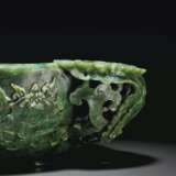 A RARE LARGE AND FINELY CARVED SPINACH-GREEN JADE MARRIAGE B... - Foto 2