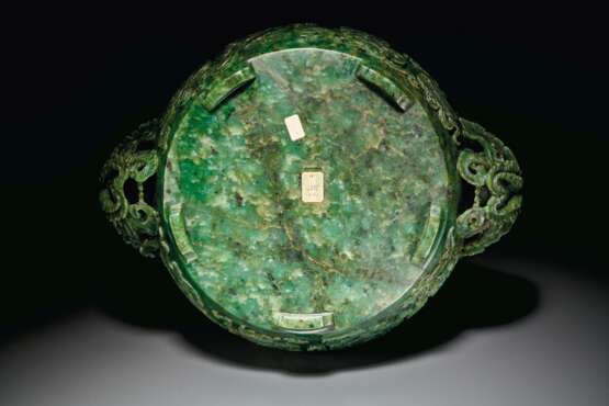 A RARE LARGE AND FINELY CARVED SPINACH-GREEN JADE MARRIAGE B... - photo 4