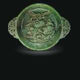 A RARE LARGE AND FINELY CARVED SPINACH-GREEN JADE MARRIAGE B... - Foto 5