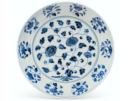 A VERY RARE BLUE AND WHITE DISH - Foto 1