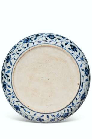 A VERY RARE BLUE AND WHITE DISH - Foto 3