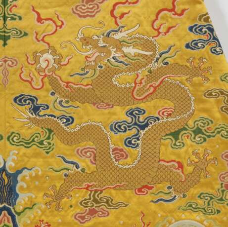 A MAGNIFICENT AND EXTREMELY RARE SILK BROCADE QIU XIANGSE 'D... - Foto 3