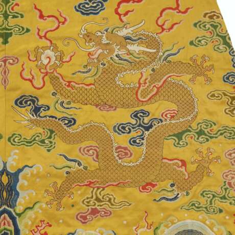 A MAGNIFICENT AND EXTREMELY RARE SILK BROCADE QIU XIANGSE 'D... - photo 4