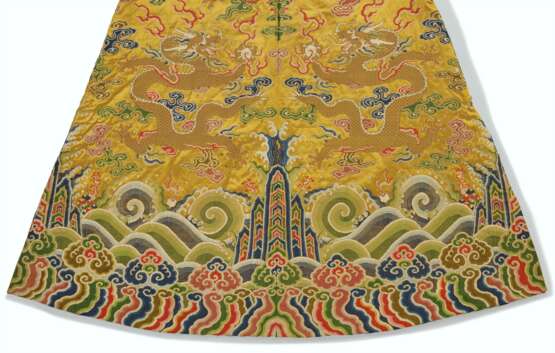 A MAGNIFICENT AND EXTREMELY RARE SILK BROCADE QIU XIANGSE 'D... - photo 7