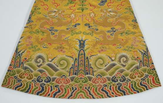 A MAGNIFICENT AND EXTREMELY RARE SILK BROCADE QIU XIANGSE 'D... - photo 8