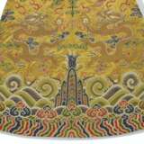 A MAGNIFICENT AND EXTREMELY RARE SILK BROCADE QIU XIANGSE 'D... - Foto 9