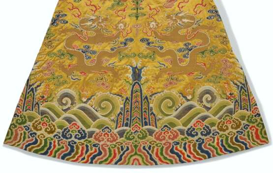 A MAGNIFICENT AND EXTREMELY RARE SILK BROCADE QIU XIANGSE 'D... - фото 9