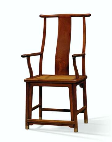 A HUANGHUALI 'FOUR-CORNERS-EXPOSED OFFICIAL'S HAT' ARMCHAIR,... - Foto 1