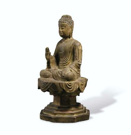 A PAINTED WHITE MARBLE FIGURE OF BUDDHA - фото 2