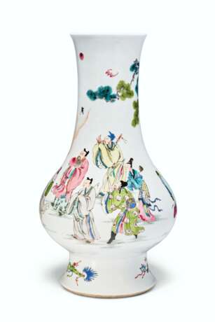A SUPERBLY ENAMELED FAMILLE ROSE PEAR-SHAPED VASE - фото 1