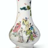 A SUPERBLY ENAMELED FAMILLE ROSE PEAR-SHAPED VASE - фото 2