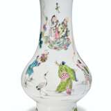 A SUPERBLY ENAMELED FAMILLE ROSE PEAR-SHAPED VASE - фото 3