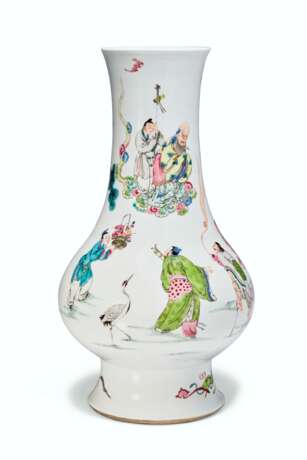 A SUPERBLY ENAMELED FAMILLE ROSE PEAR-SHAPED VASE - фото 3