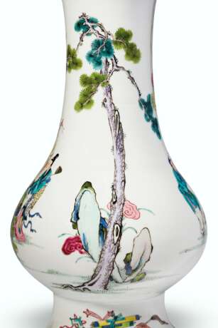 A SUPERBLY ENAMELED FAMILLE ROSE PEAR-SHAPED VASE - фото 4