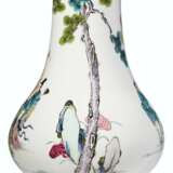A SUPERBLY ENAMELED FAMILLE ROSE PEAR-SHAPED VASE - фото 4