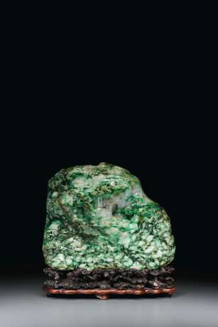 A LARGE CARVED MOTTLED GREEN AND WHITE JADEITE BOULDER - фото 1