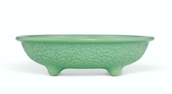 A RARE RELIEF-DECORATED GREEN-ENAMELED 'NARCISSUS' BOWL - Foto 1