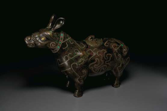 A RARE LARGE GOLD AND SILVER-INLAID BRONZE TAPIR-FORM VESSEL... - Foto 1