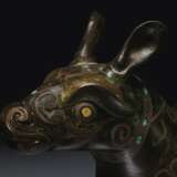 A RARE LARGE GOLD AND SILVER-INLAID BRONZE TAPIR-FORM VESSEL... - photo 2