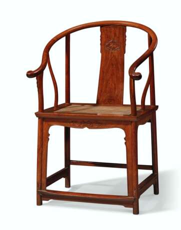 A PAIR OF HUANGHUALI HORSESHOE-BACK ARMCHAIRS, QUANYI - photo 3