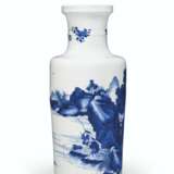 A BLUE AND WHITE ROULEAU VASE - Foto 2