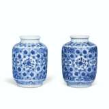 A PAIR OF SMALL MING-STYLE BLUE AND WHITE CYLINDRICAL VASES ... - Foto 1