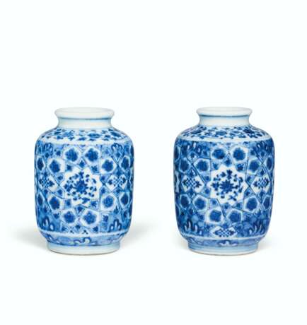 A PAIR OF SMALL MING-STYLE BLUE AND WHITE CYLINDRICAL VASES ... - фото 1
