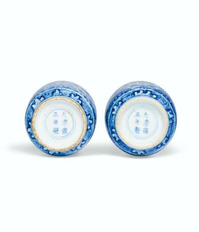 A PAIR OF SMALL MING-STYLE BLUE AND WHITE CYLINDRICAL VASES ... - фото 2
