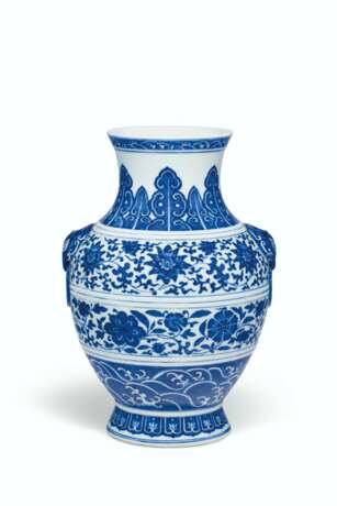 A MING-STYLE BLUE AND WHITE HU-FORM VASE - фото 1