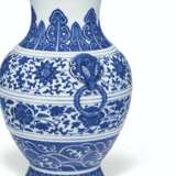A MING-STYLE BLUE AND WHITE HU-FORM VASE - фото 2