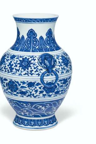A MING-STYLE BLUE AND WHITE HU-FORM VASE - photo 2