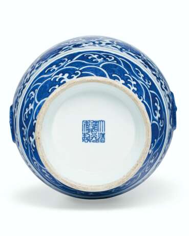 A MING-STYLE BLUE AND WHITE HU-FORM VASE - Foto 3