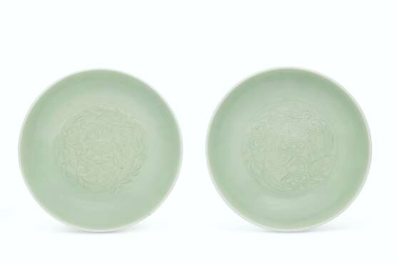 A VERY RARE PAIR OF CELADON-GLAZED 'LINGZHI' DISHES - фото 1
