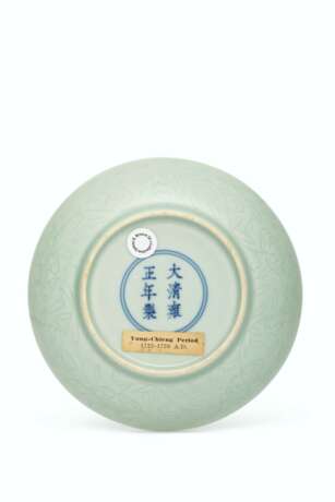 A VERY RARE PAIR OF CELADON-GLAZED 'LINGZHI' DISHES - photo 2