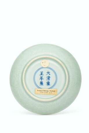 A VERY RARE PAIR OF CELADON-GLAZED 'LINGZHI' DISHES - Foto 3