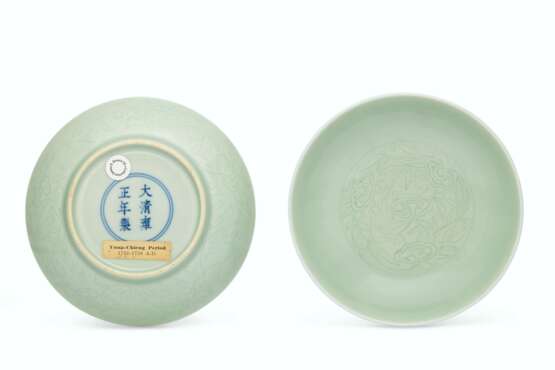 A VERY RARE PAIR OF CELADON-GLAZED 'LINGZHI' DISHES - фото 4