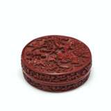 A RARE CARVED RED LACQUER CIRCULAR BOX AND COVER - Foto 1