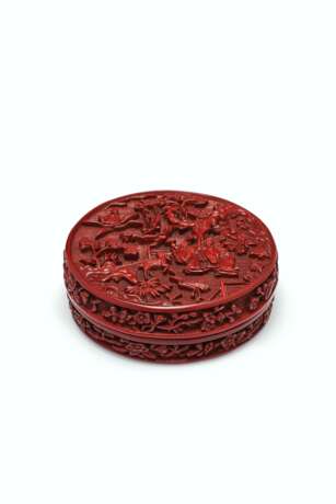 A RARE CARVED RED LACQUER CIRCULAR BOX AND COVER - фото 1