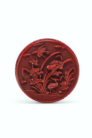 A RARE CARVED RED LACQUER CIRCULAR BOX AND COVER - фото 2