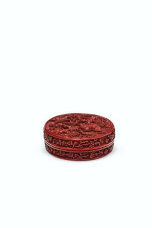 A RARE CARVED RED LACQUER CIRCULAR BOX AND COVER - Foto 4