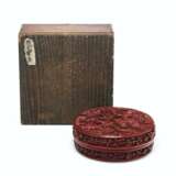 A RARE CARVED RED LACQUER CIRCULAR BOX AND COVER - Foto 5