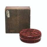 A RARE CARVED RED LACQUER CIRCULAR BOX AND COVER - Foto 6