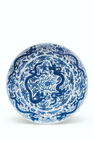 A LARGE BLUE AND WHITE 'DRAGON' DISH - photo 1