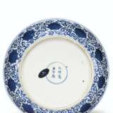 A LARGE BLUE AND WHITE 'DRAGON' DISH - photo 2