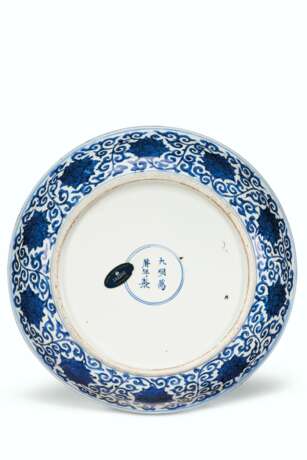 A LARGE BLUE AND WHITE 'DRAGON' DISH - photo 2