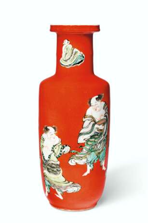 A RARE FAMILLE VERTE CORAL-GROUND ROULEAU VASE - фото 1