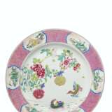 A LARGE FINELY DECORATED FAMILLE ROSE DISH - photo 1