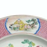 A LARGE FINELY DECORATED FAMILLE ROSE DISH - photo 2