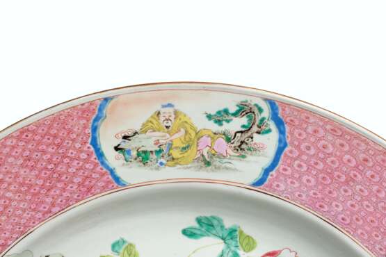 A LARGE FINELY DECORATED FAMILLE ROSE DISH - фото 2